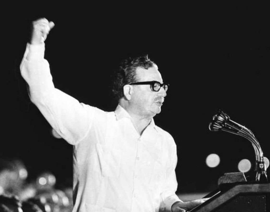 ১১ সেপ্টেম্বর ১৯৭৩: মার্কিন-সমর্থিত সেনা অভ্যুত্থানের সময় আউগুস্তো পিনোচের কাছে চিলির তৎকালীন প্রেসিডেন্ট সালভাদর আয়েন্দে ক্ষমতাচ্যুত হন। ওই একই দিনে প্রেসিডেন্ট ভবন থেকে তাঁর মৃতদেহ পাওয়া যায়।