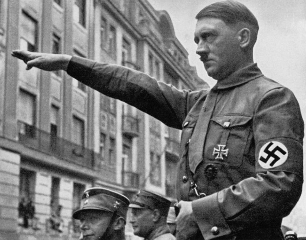 ১১ সেপ্টেম্বর ১৯৪০:  রোমানিয়াতে সেনাবাহিনী পাঠান অ্যাডলফ হিটলার।