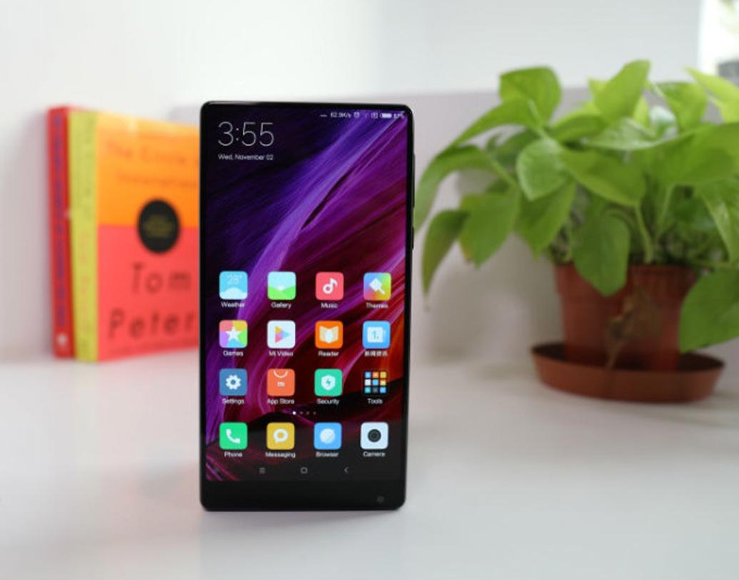 শুধু তাই নয় এমআই মিক্স-এর থেকে ২.৫ শতাংশ পাতলা, ১১.৫ শতাংশ হাল্কা এবং ১১.৯ শতাংশ ছোট নতুন মডেল এমআই মিক্স ২। তবে ছোট হলেও এমআই মিক্স-এর থেকে খানিকটা চাওড়া ওই মডেলটি।