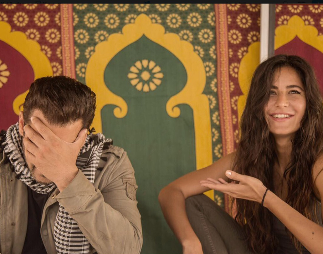 ‘টাইগার জিন্দা হ্যায়’র পরিচালক আলি আব্বাস জাফর টুইটারে এই ছবি পোস্ট করেছিলেন। ছবিতে লজ্জায় মুখ ঢেকেছেন সলমন। কিন্তু ক্যাটরিনা কী এমন বলেছিলেন সলমনকে?