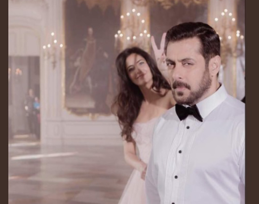 খুনসুটি। আসলে প্রেম। টাইগারের সেটে অসাধারণ দেখাচ্ছে দুই তারকাকেই। এই ছবিটিও পোস্ট করেছিলেন ছবির পরিচালক।