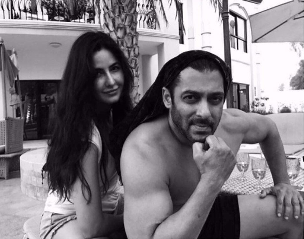 খালি গায়ে সলমন। পিছনে ঘুম ভাঙা চোখে ক্যাটরিনা। দু’জনের কেমিস্ট্রিটা উপলব্ধি করুন।