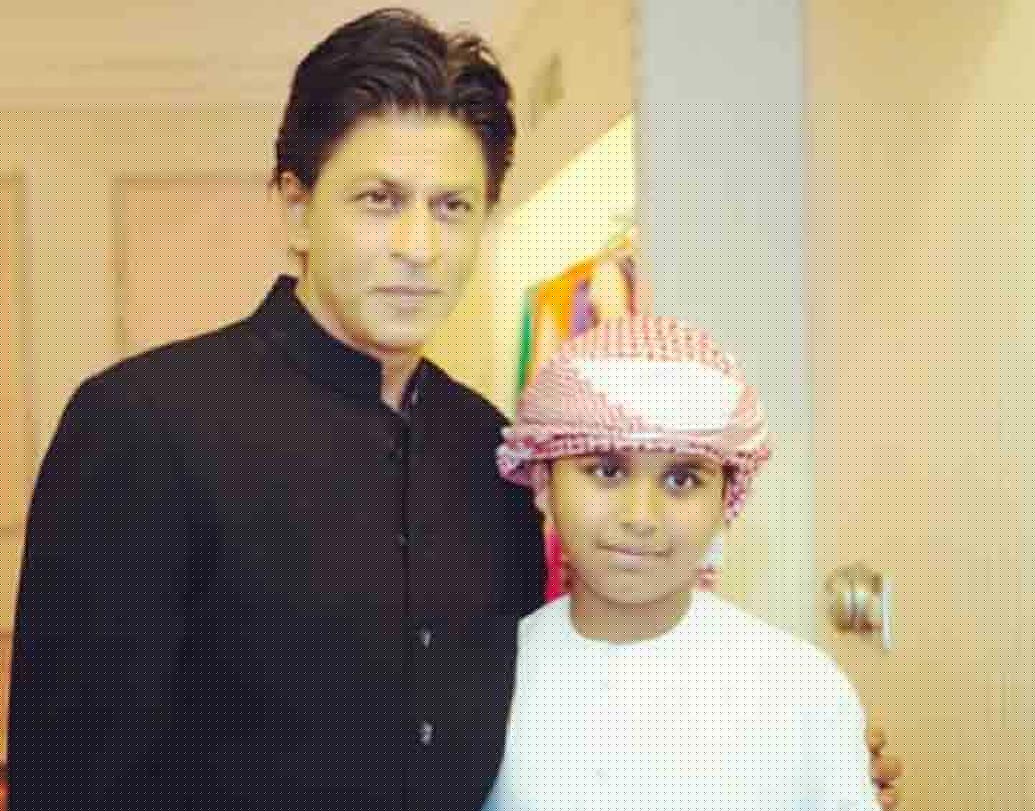 মূলত র‌্যাশড বেলহাসা এক জন ইউটিউব ভ্লগার। ইউটিউবে তার চ্যানেলের নাম ‘মানি কিক্স’। তবে র‌্যাশডের সঙ্গে দেখা করতে গেলে রীতিমতো অ্যাপয়েন্টমেন্ট নিতে হয় তারকাদের। তিনি যত বড় সেলিব্রিটিই হন না কেন? শাহরুখ তো র‌্যাশডের এত বড় ভক্ত যে দুবাই গেলেই লাঞ্চ বা ডিনার করতে বসেন র‌্যাশডের সঙ্গে।