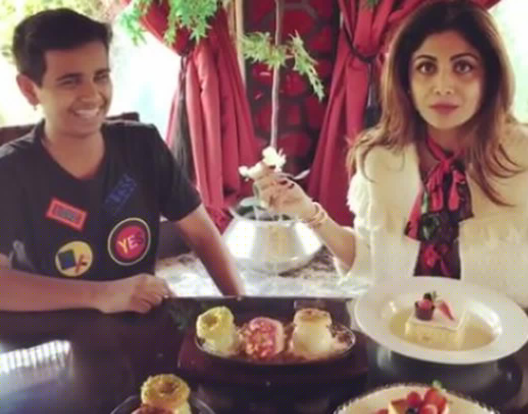 সম্প্রতি শিল্পা শেট্টিকেও দুবাইতে দেখা গিয়েছিল র‌্যাশড বেলহাসার সঙ্গে। র‌্যাশডের সঙ্গে ডেসার্ট খেতে দেখা গিয়েছে শিল্পা শেট্টিকে। র‌্যাশডের সিম্পাঞ্জির সঙ্গে ছবি তোলার জন্য ট্রোলডও হতে হয়েছিল শিল্পা শেট্টিকে।