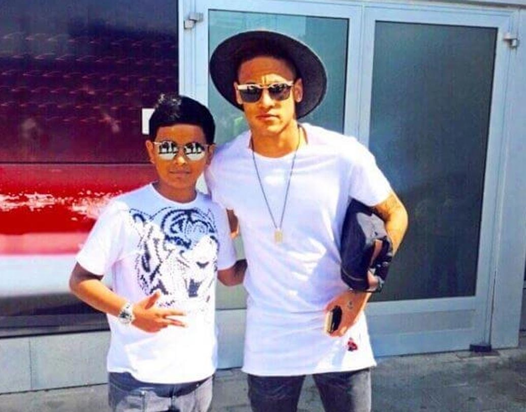 শুধু মেসি বা রোনাল্ডো নয়। মারাদোনা থেকে নেমার, ওজিল থেকে ভ্যানপার্সি, ওয়েন রুনি সকলের সঙ্গেই সখ্যতা রয়েছে ১৫ বছরের র‌্যাশড বেলহাসার। হলিউড থেকে বলিউড র‌্যাশড বেলহাসার ভক্ত যে কতজন তারকা তা গুনতে শুরু করলে শেষ করা যাবে না।