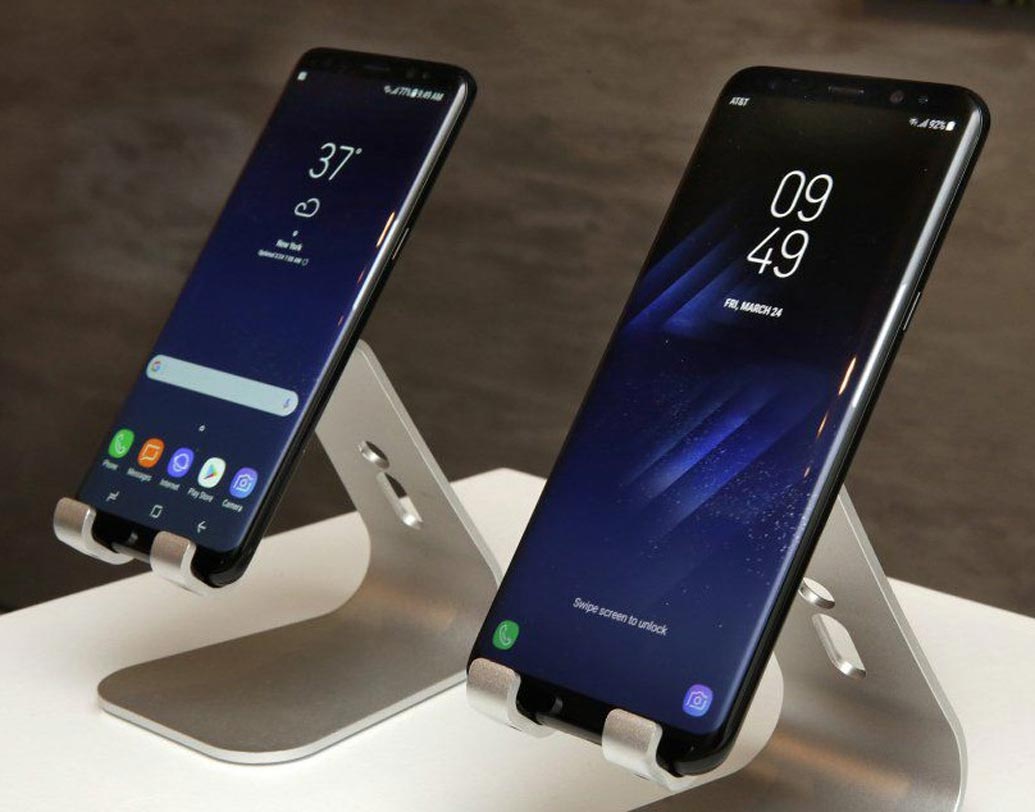 ক্যামেরা:
আইফোন এক্স- ১২ মেগাপিক্সেল ডুয়াল রিয়ার ক্যামেরা এবং ৭ মেগাপিক্সেল ফ্রন্ট ক্যামেরা।
নোকিয়া ৮- ১৩ মেগাপিক্সেল রিয়ার ক্যামেরা এবং ১৩ মেগাপিক্সেল ফ্রন্ট ক্যামেরা। 
স্যামস্যাং গ্যালাক্সি এস৮- ১৩ মেগাপিক্সেল রিয়ার ক্যামেরা এবং ৮ মেগাপিক্সেল ফ্রন্ট ক্যামেরা।