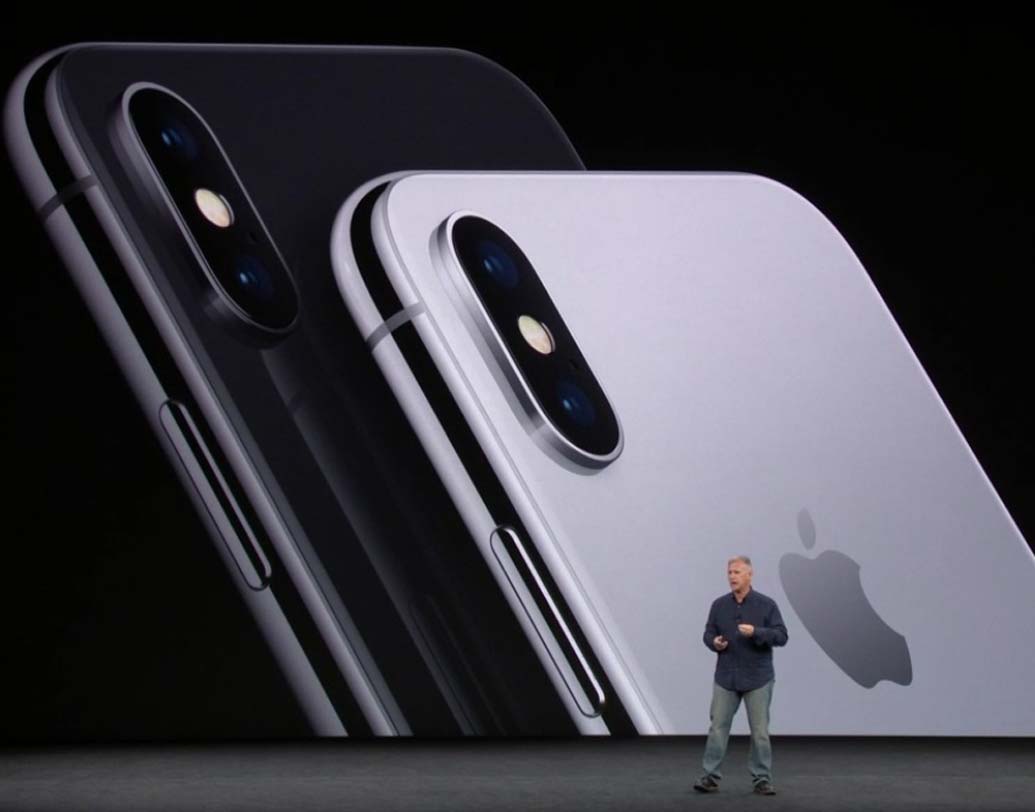 রয়েছে বেজেললেস ৫.৮ ইঞ্চি ওএলইডি মাল্টি টাচ, ‘এজ-টু-এজ’ ডিসপ্লে এবং ২৪৩৬*১১২৫ পিক্সেল রেজলিউশন।