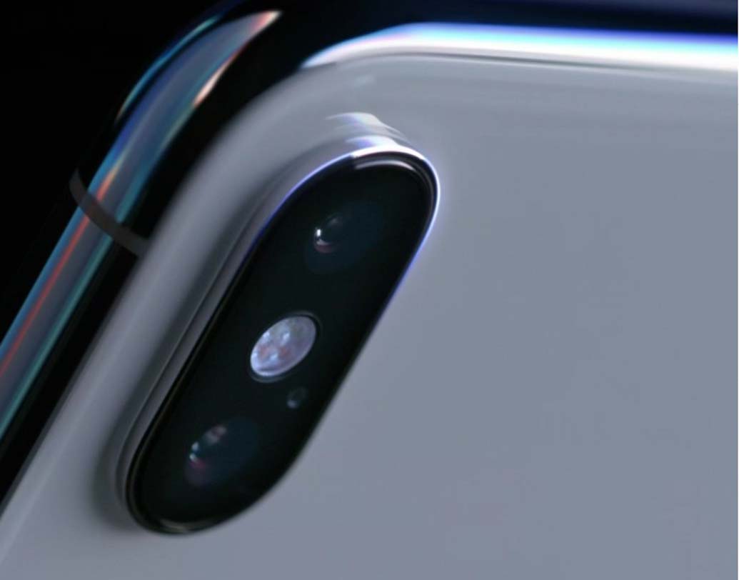 এই মডেলে পাবেন ডুয়াল ১২ মেগাপিক্সেল ‘ট্রু ডেপথ’ ব্যাক ক্যামেরা এবং ৭ মেগাপিক্সেল ফ্রন্ট ক্যামেরা। পোট্রেট মোড সেলফি তোলা যাবে ফ্রন্ট ক্যামেরায়।