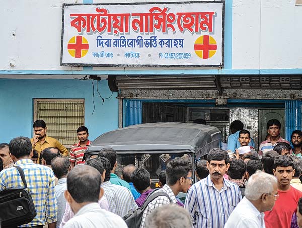 ক্ষোভ: রোগীমৃত্যুর পরে নার্সিংহোমের সামনে জটলা। নিজস্ব চিত্র