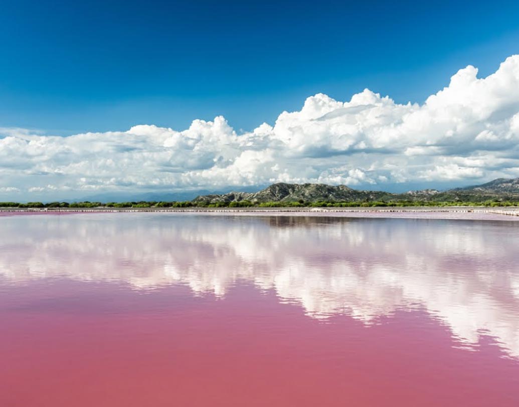 উত্তর পশ্চিম আফ্রিকার সেনেগালের রেতবা হ্রদের জল গোলাপি। ইজরায়েলের ডেড সি-এর মতোই এই হ্রদের জলে লবনের পরিমাণ প্রায় ৪০ শতাংশ। বেলা বাড়ার সঙ্গে সঙ্গে সূর্যের আলোর প্রতিফলনে এই হ্রদের জল লালচে দেখতে লাগে।
