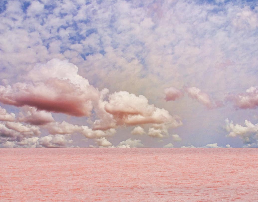 স্পেনের সালিনা দে টরেভিজা বিশ্বে সবচেয়ে জনপ্রিয় গোলাপি জলের হ্রদ। এটি পর্যটকদের আকর্ষণের অন্যতম একটি কেন্দ্র। হ্রদের তলদেশের লালচে রঙের বালি ও নুড়ির উপর সূর্যের আলোর প্রতিফলনে হ্রদের জল গোলাপি দেখতে লাগে।