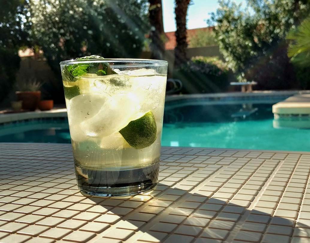 ফাইভ স্টার হোটেল:
শখ মেটাতে পাঁচতারা হোটেলে রাতও কাটাতে পারেন।