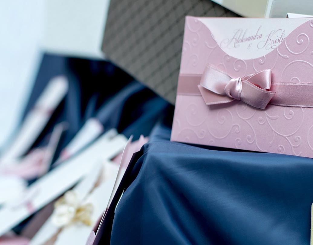 বিয়ের কার্ড: ইনভিটেশন কার্ডের ব্যবহার শুধুই অতিথিদের নিমন্ত্রণ জানানোর জন্য। তারপর অধিকাংশ বাড়িতেই সেই কার্ড পুরনো কাগজপত্রের জঞ্জালে ঠাঁই পায়। তাই কার্ডের পিছনে অযথা খরচ করার কোনও মানে হয় না। সিম্পল অথচ রুচিসম্মত বিয়ের কার্ড করুন। বড় দোকান বা ডিজাইনার কার্ড শপে গেলে দাম বেশি পড়বে। নিজে ডিজাইন করে কাস্টমাইজড কার্ডও বানাতে পারেন। সুন্দর হবে অথচ দাম থাকবে আয়ত্তে।