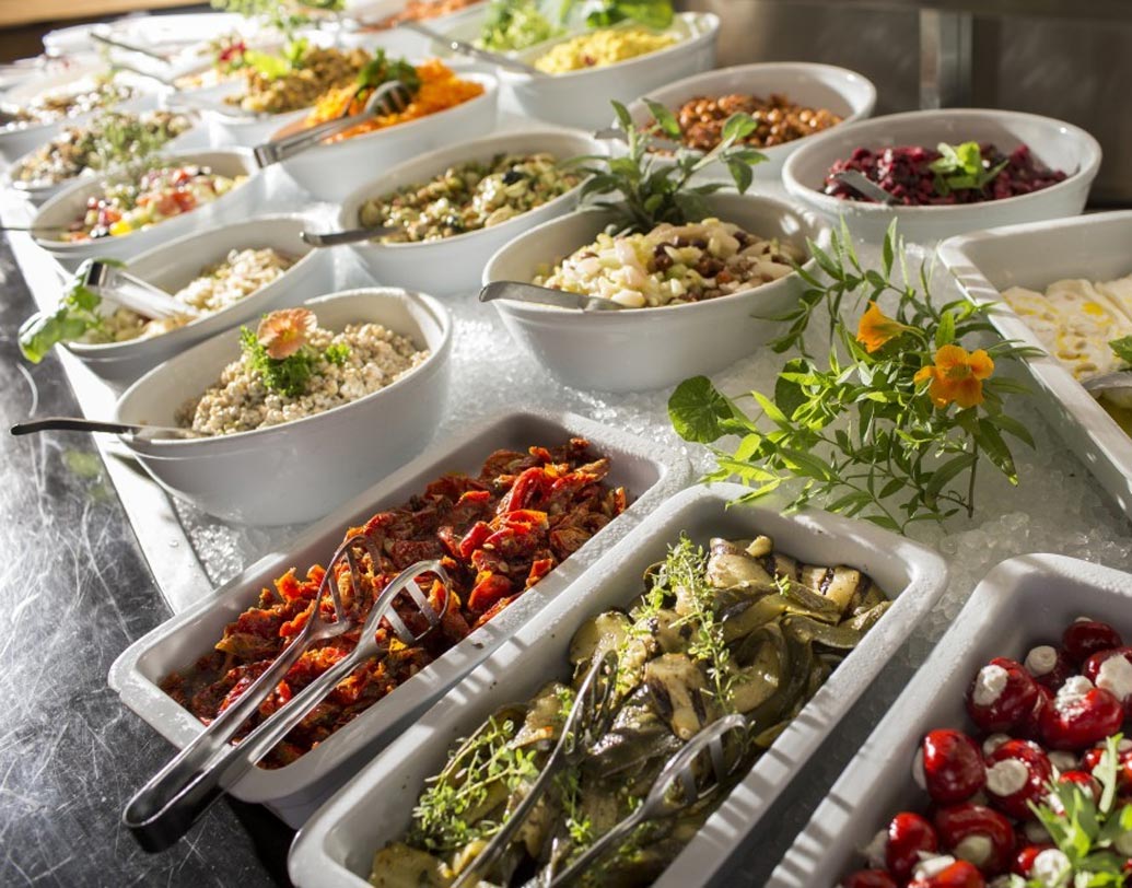 বিয়ে বাড়িতে অতিথিদের খুশি করার প্রধান উপায় ভাল খাবার পরিবেশন। একমাত্র ভাল খাবারই মনে থেকে যায়। এখন ট্রেন্ড মেনে অনেকেই নানা রকম প্ল্যাটার, কন্টিনেন্টাল রাখতে চান মেনুতে। কোনও মানুষই কি এত খাবার খেতে পারেন? তাই অল্প আইটেমের মধ্যেই সুস্বাদু খাবার পরিবেশনের চেষ্টা করুন। এতে অতিথিরা তৃপ্তি করে খেতেও পারবেন, খরচও নিয়ন্ত্রণে থাকবে।