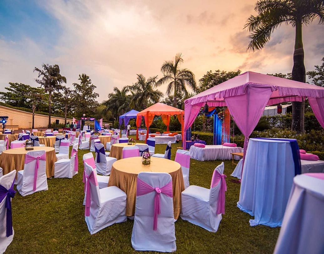 বিগ ফ্যাট ওয়েডিং-এর লুক দিতে অনেকেই ডেকরেশনে জোর দেন। অযথা অতিকিক্ত সজ্জা বা আলোর কি সত্যিই প্রয়োজন রয়েছে? অতিথি আপ্যায়ন ও সুন্দর ছবি ওঠার জন্য যতটা প্রয়োজন সিম্পল অ্যান্ড এলিগ্যান্ট ভাবেই ডেকরেশন করুন। এতে অতিরিক্ত খরচ এড়াতে পারবেন।