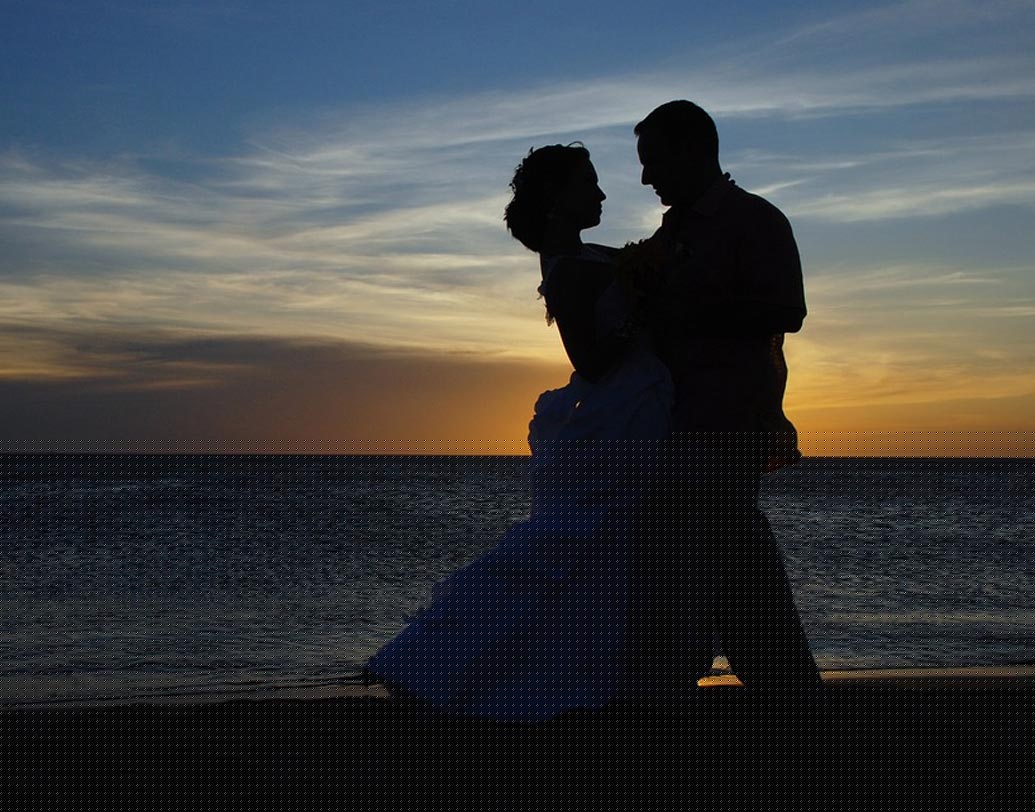 ওয়েডিং ফোটোগ্রাফি এখন বিয়ের খুবই গুরুত্বপূর্ণ অংশ। নামকরা সংস্থা বা ফোটোগ্রাফারকে দিয়ে ফোটোগ্রাফি করালে স্বাভাবিক ভাবেই বেশি খরচ হবে। ফ্রেশারদের দিয়ে ফোটোগ্রাফি করালে অনেক কম খরচে করাতে পারবেন। এরা কাজও করবেন যত্ন সহকারে, নতুন আইডিয়াও পেয়ে যাবেন প্রচুর।