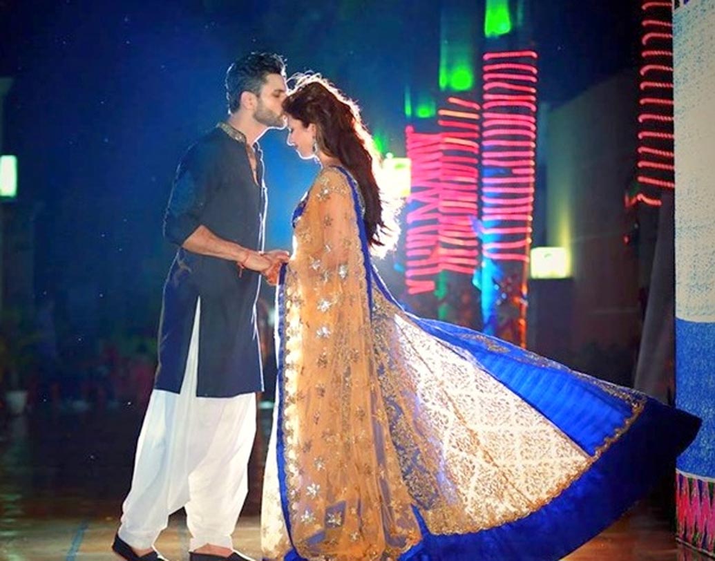 বাঙালি বিয়ে বা ভারতের যে কোনও প্রদেশের বিয়েতে অনেক রকম আচার অনুষ্ঠান হয়। সব অনুষ্ঠান ঘটা করে করতে গেলে খরচ অনেকটা বেড়ে যায়। আলাদা করে আশীর্বাদ বা মেহন্দি, সঙ্গীতের অনুষ্ঠান না করে বিয়ের দিনেই আশীর্বাদ, অথবা এক সঙ্গে মেহন্দি-সঙ্গীতের অনুষ্ঠান করলে খরচ অনেকটাই কমাতে পারবেন। একই দিনে বিয়ে ও রিসেপশনও সেরে ফেলতে পারেন।