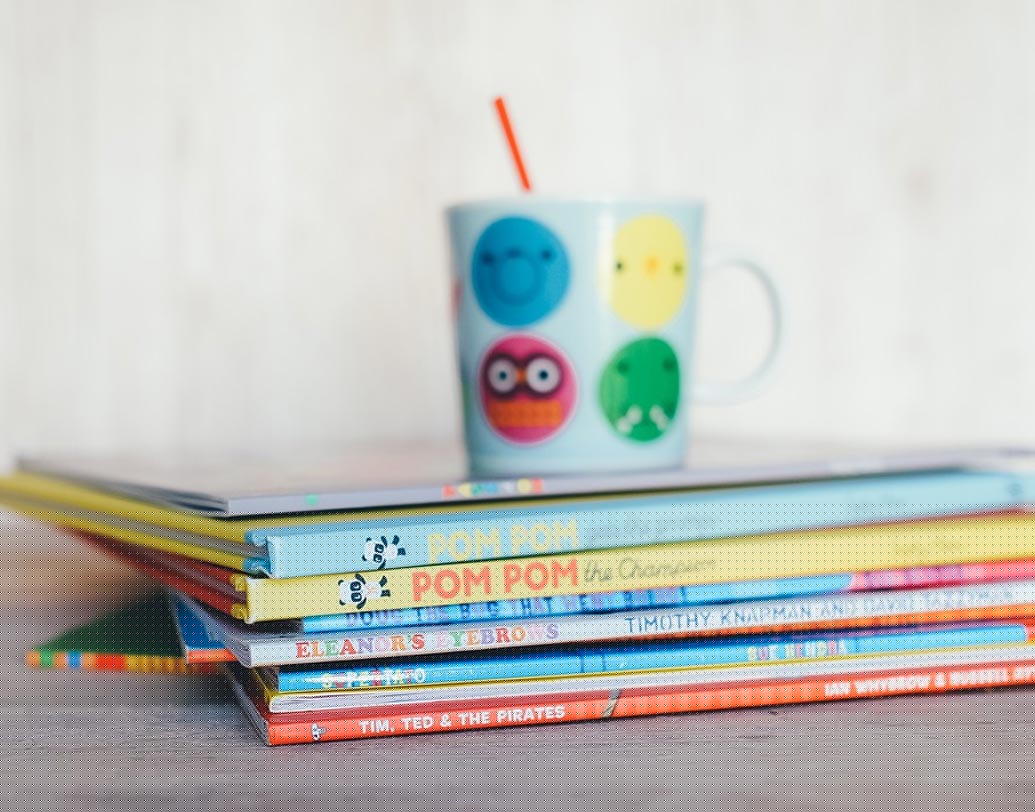 দিনের কোনও একটা সময় ওদের রিডিং রুটিন তৈরি করুন। স্কুল থেকে ফিরে বা রাতে ঘুমনোর আগে যখন বাচ্চার সুবিধা।