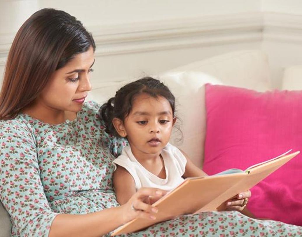যতই ব্যস্ততা থাক বাচ্চাকে গল্পের বই পড়ে শোনানার জন্য সময় বের করুন। ওকে ওর বয়স অনুযায়ী বই পড়ে শোনান, ওর সঙ্গে নিজেও পড়ুন।