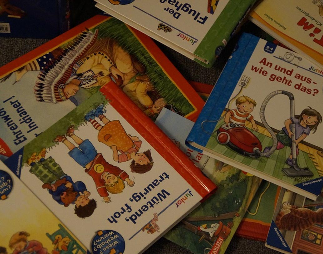 পড়ার মধ্যে যদি আনন্দ খুঁজে পায় তা হলে বাচ্চারা নিজেরাই পড়ার অভ্যাস তৈরি করবে। ওদের উত্সাহ দিতে রঙিন ছবিওয়ালা, মজার বই কিনে দিন। বাচ্চারা ছবিতে গল্প পড়তে ভালবাসে।