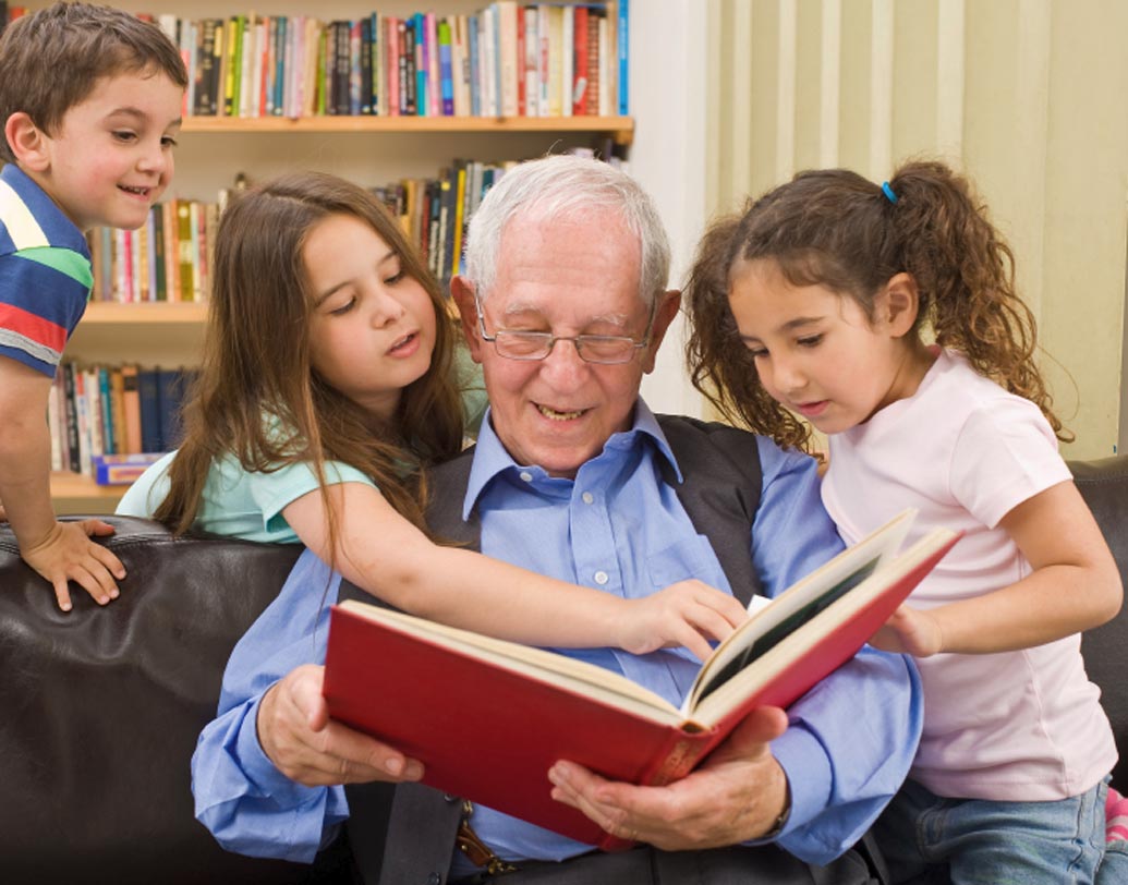 বাবা, মা, দাদুৃ-দিদা-ঠাকুমারা বাচ্চাদের গল্প শোনালে বা গল্পের বই থেকে পড়ে শোনালে বাচ্চাদের মধ্যেও আপনা থেকেই পড়ার অভ্যাস তৈরি হবে। সব বাচ্চাই গল্প শুনতে ভালবাসে।