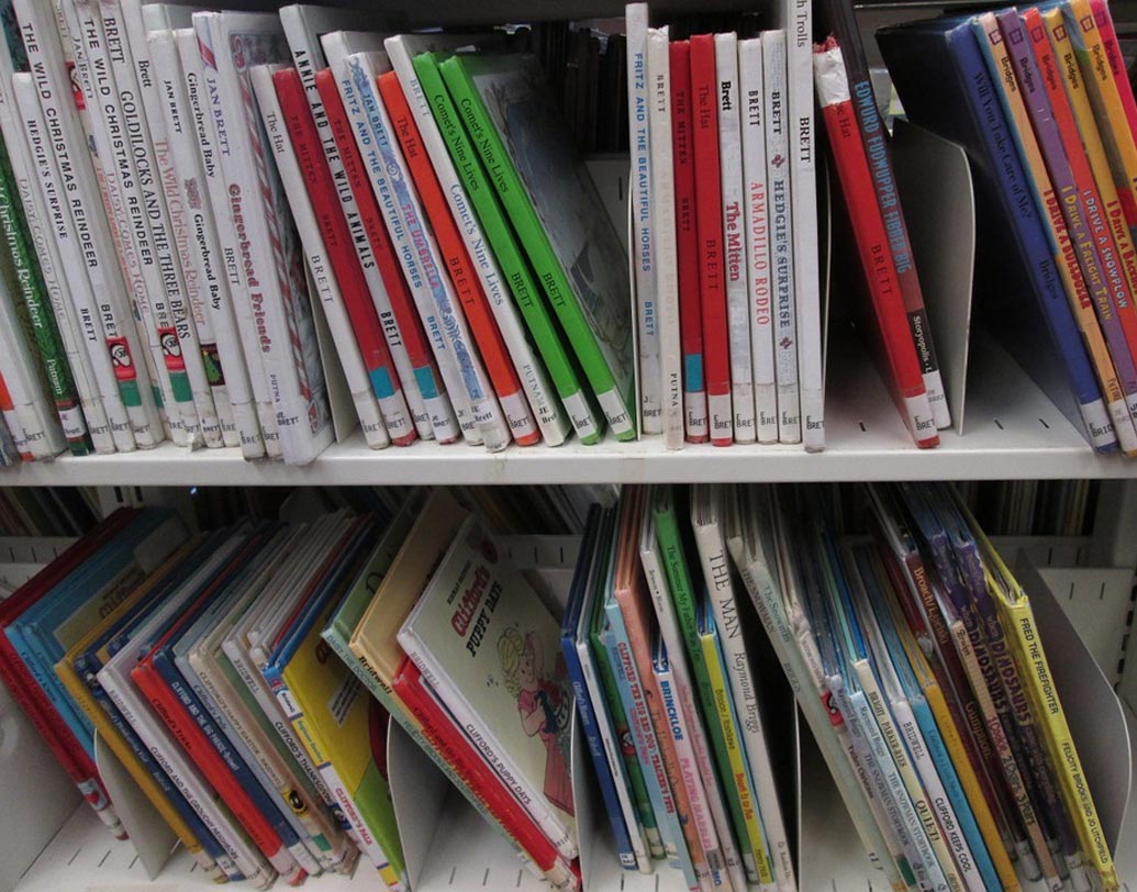 নিজের পছন্দ মতো বই না কিনে ওর পছন্দ, উত্সাহ বোঝার চেষ্টা করুন। সেই অনুযায়ী বই কিনে দিন। তা হলে নিজে থেকেই পড়ার উত্সাহ পাবে।