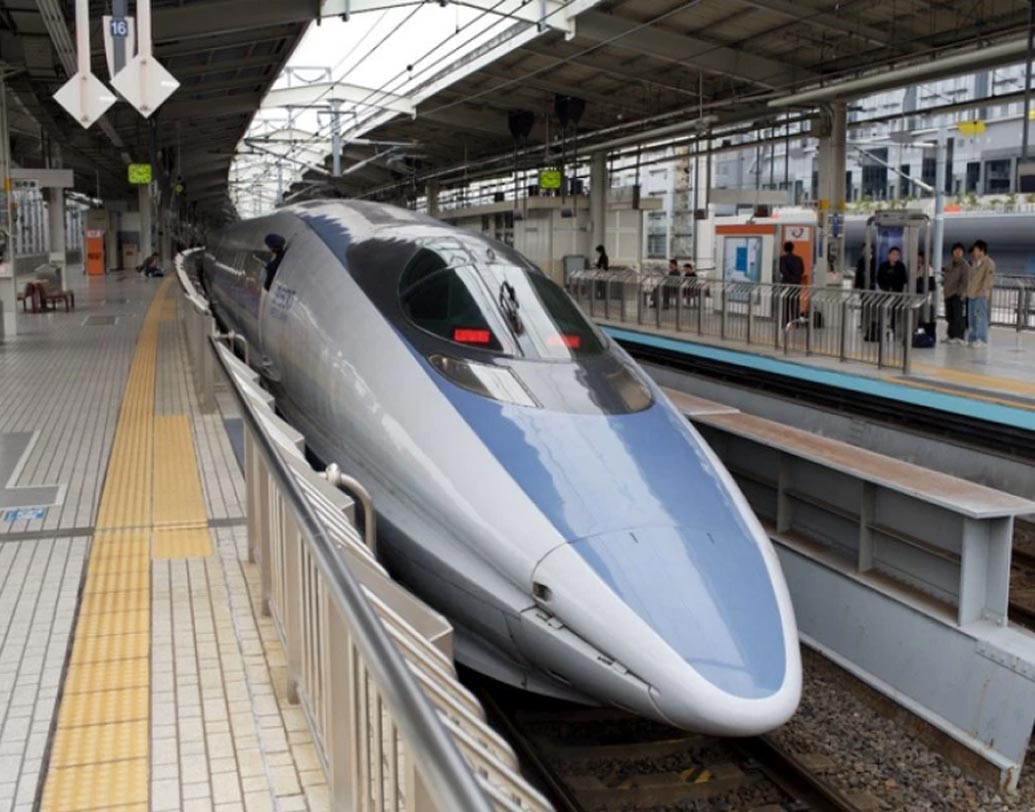 বুলেট ট্রেনের গড় গতিবেগ ২৫০ কিলোমিটার প্রতি ঘণ্টা। সর্বোচ্চ গতিবেগ ৩২০ কিলোমিটার প্রতি ঘণ্টা।