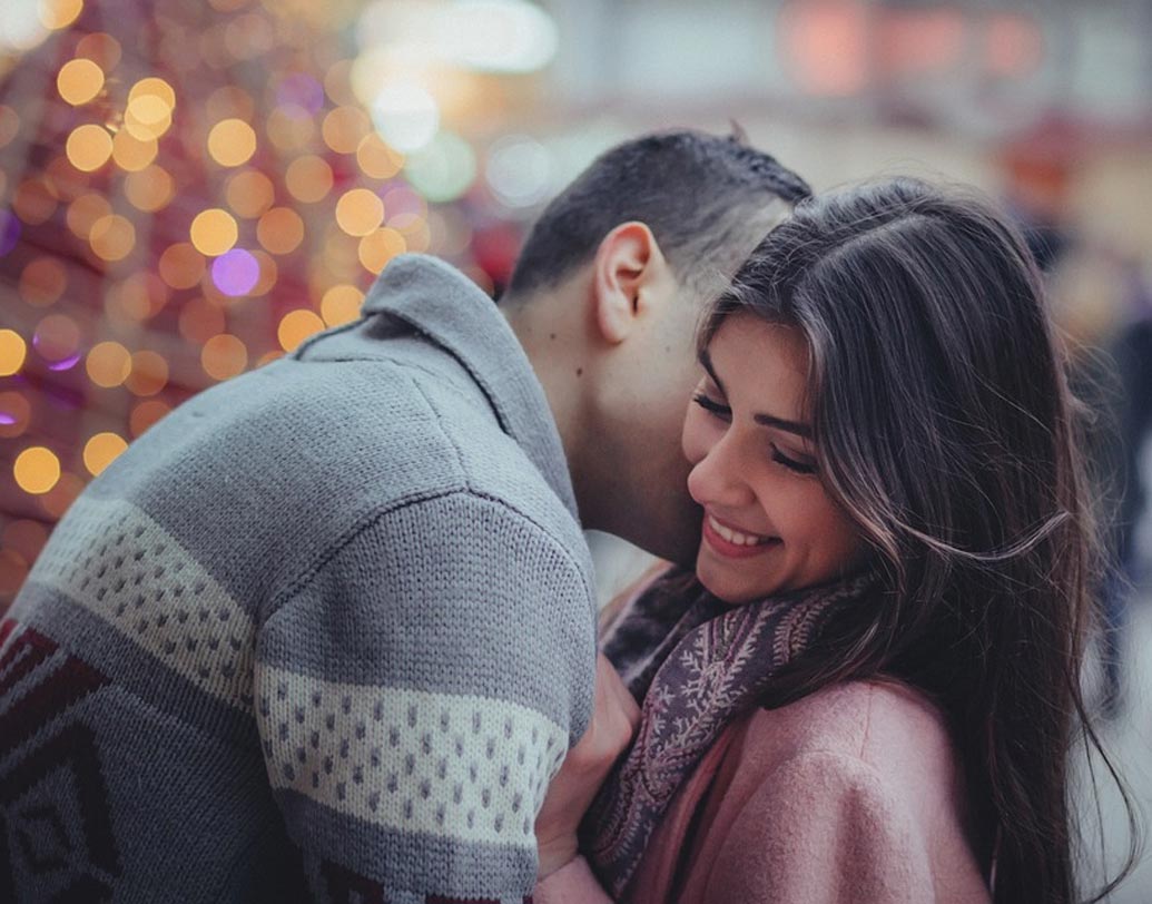 বিবাহিত জীবনে অনেক সময়ই কথা-বার্তা, ভাবনা-চিন্তা সন্তানকেন্দ্রিক হয়ে যায়। সন্তানরা জীবনে আসার আগে আপনারা নিজেরা হয়তো অনেক কিছু নিয়ে কথা বলতেন, এক সঙ্গে অনেক কিছু করতেন যা এখন আর করতে পারেন না। বেড়াতে গেলে সেগুলো করার সুযোগ পাবেন। যা আপনাদের সম্পর্কে আবার আগের সেই উষ্ণতা ফিরে আসবে।