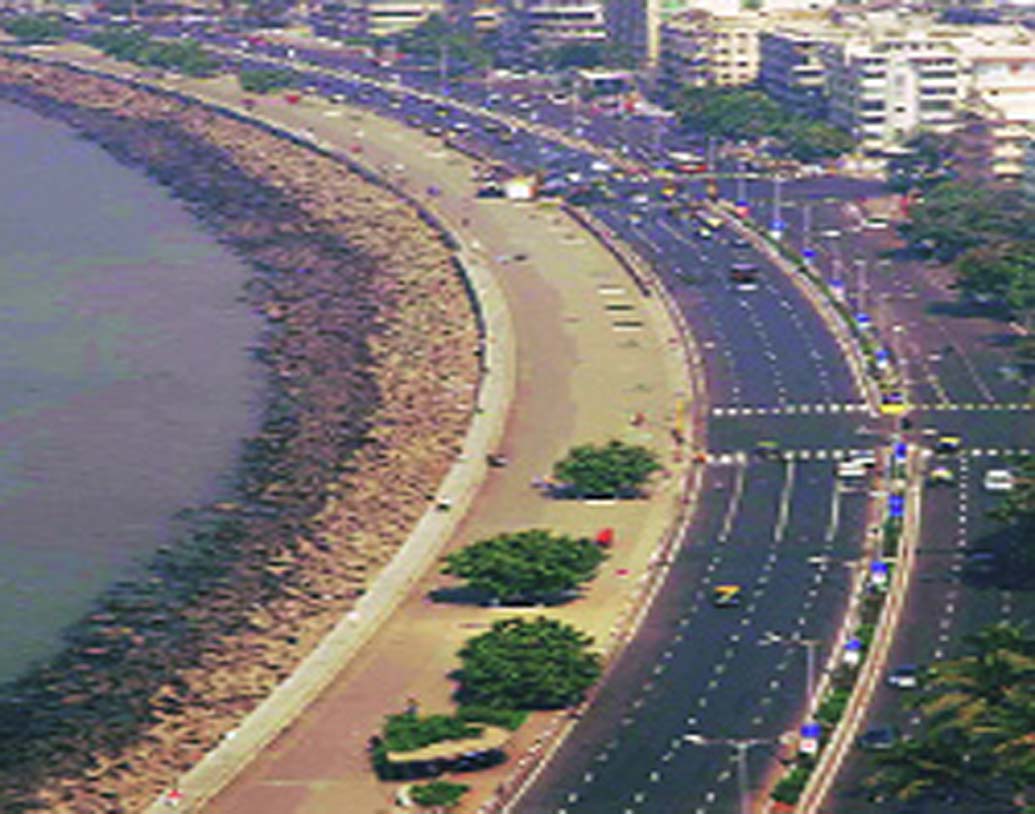 দিল্লির একেবারে মাঝে অবস্থিত কনট প্লেস। উন্নত পরিকাঠামো এবং যোগাযোগ ব্যবস্থার জন্যই এটা ব্যবসার ক্ষেত্রে আদর্শ স্থানে পরিণত হয়েছে।