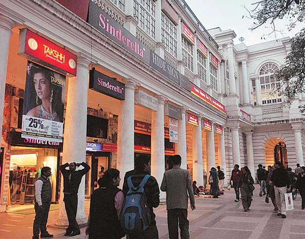 সিবিআরই-র সমীক্ষা অনুযায়ী, হংকং (সেন্ট্রাল) প্রথম। ওই এলাকায় বছরে প্রতি বর্গফুটে অফিসের প্রাইম ভাড়া প্রায় সাড়ে ১৭ হাজার টাকা। দ্বিতীয় স্থানে রয়েছে বেজিং (ফিনান্স স্ট্রিট)। প্রতি বর্গফুটে ভাড়া ১১ হাজারেরও বেশি।