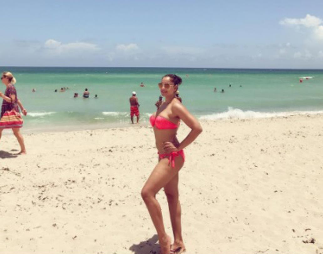 ফিগার নিয়ে অসম্ভব সতর্ক বলিউডের বং বিউটি। নিজের লুক নিয়ে পরীক্ষা-নিরীক্ষা করতেও পছন্দ করেন বিপাশা। কয়েক দিন আগে ইনস্টাগ্রামে এই লাল বিকিনি পরা ছবিটি শেয়ার করেছিলেন অভিনেত্রী।