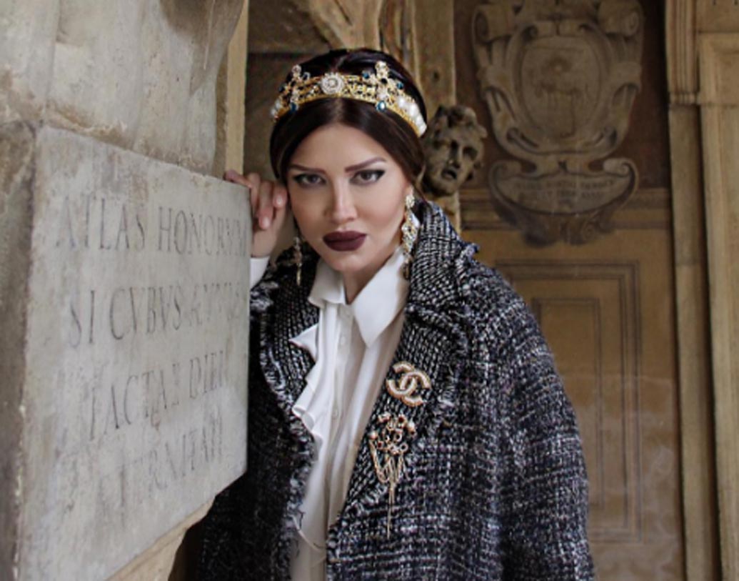 ইনস্টাগ্রামে নিজের প্রতিটি ছবিতেই #grandmotherthatlovesfashion ব্যবহার করেন জাকলিনা।