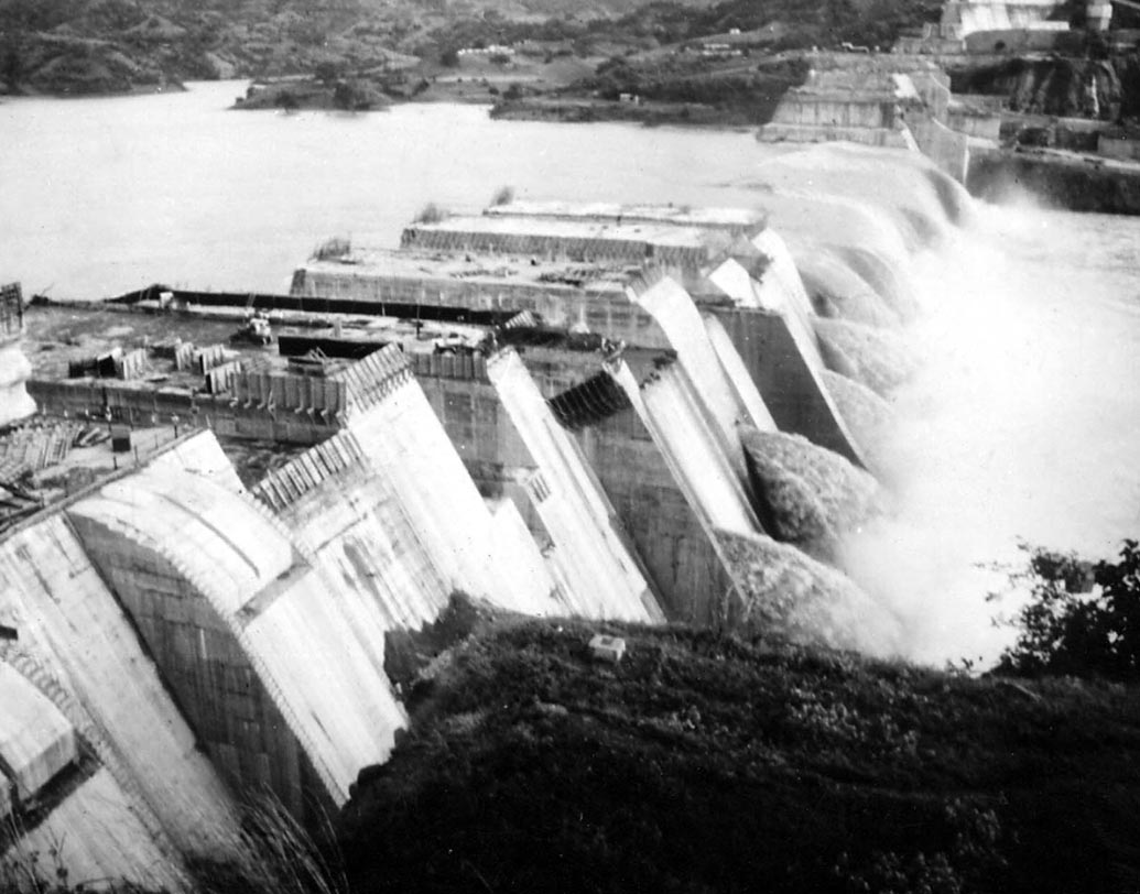 ১৯৬১-র ৫ এপ্রিল বাঁধের ভিত্তিপ্রস্তর স্থাপন করেন ভারতের প্রথম প্রধানমন্ত্রী জওহরলাল নেহরু। ১৯৮৭ সালে বাঁধ নির্মাণের কাজ শুরু হয়।