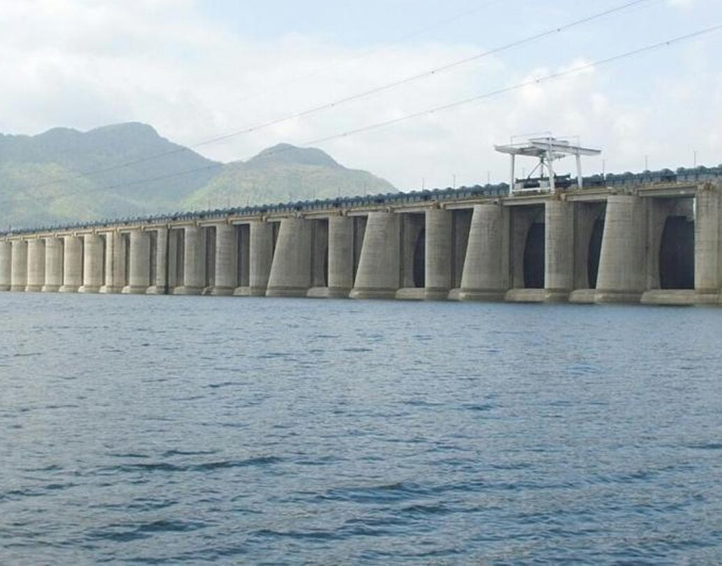 বাঁধটির উচ্চতা ১৩৮.৬৮ মিটার। দৈর্ঘ্য ১.২ কিলোমিটার। জলধারণ ক্ষমতা ৪০ লক্ষ ৭৩ হাজার একর ফুট (এমএএফ)