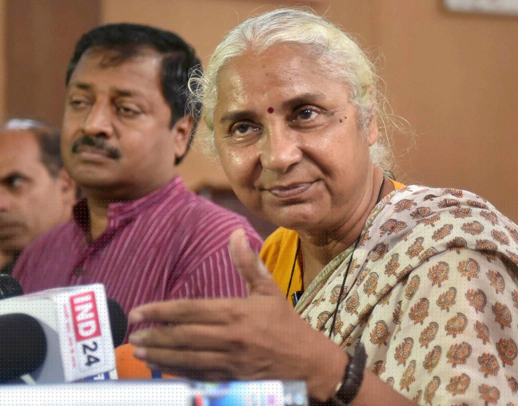 নির্মাণের শুরুতেই বাঁধটিকে নিয়ে বিতর্ক দানা বাঁধে। পরিবেশগত কারণ এবং পুনর্বাসনের প্রশ্ন তুলে সমাজকর্মী ও পরিবেশবিদরা আন্দোলনে নামেন। তৈরি হয় নর্মদা বাঁচাও কমিটি। আন্দোলনের পুরোভাগে ছিলেন সমাজকর্মী মেধা পাটকর।