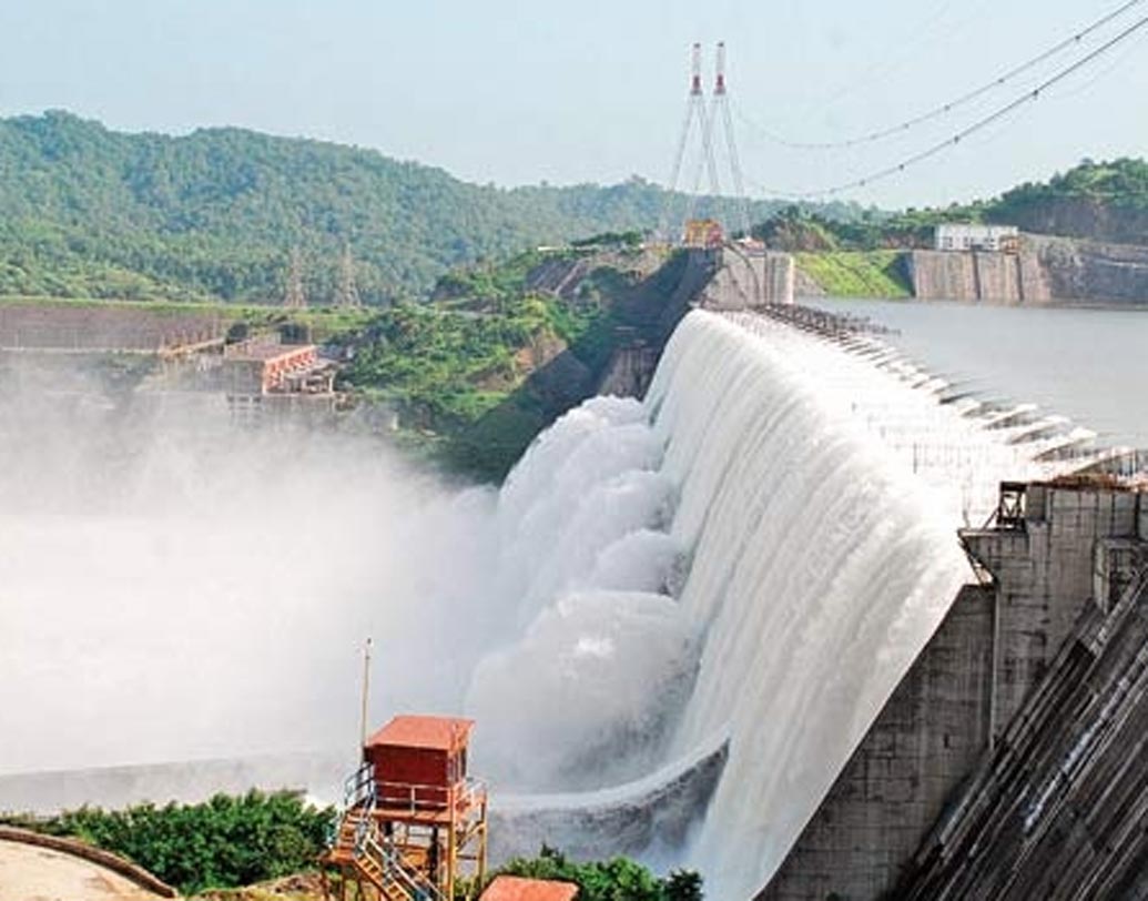 ১৯৯৬-তে সুপ্রিম কোর্ট বাঁধ নির্মাণের কাজ বন্ধের নির্দেশ দেয়। শর্তসাপেক্ষে ঠিক চার বছর পর অর্থাত্ ২০০০ সালে সুপ্রিম কোর্ট ফের বাঁধ নির্মাণের কাজ শুরু করার অনুমতি দেয়।
