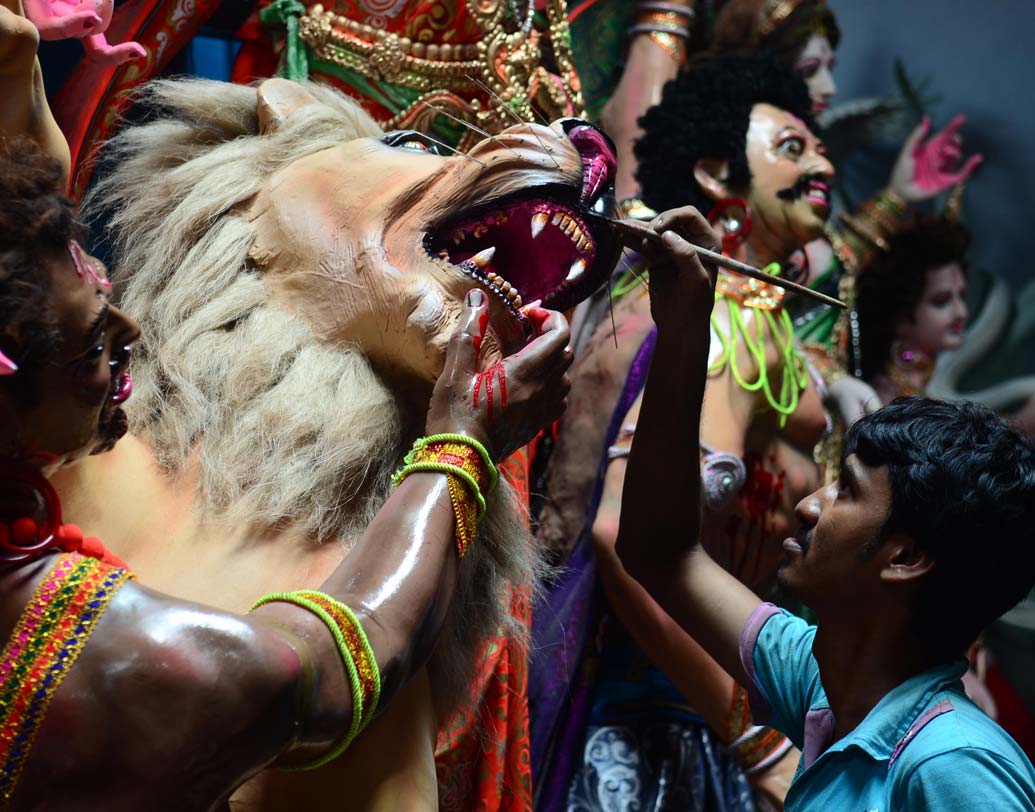 শিল্পীর তুলির ছোঁয়ায় জীবন্ত হয়ে উঠছে প্রতিমা।