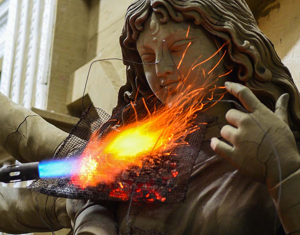 পটুয়াপাড়ায় জোরকদমে চলছে শেষ মুহূর্তের প্রস্তুতি।