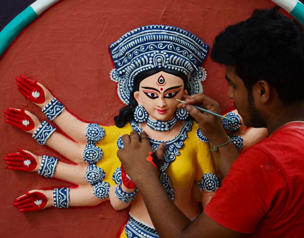 শিল্পীর তুলির টানে সেজে উঠছে মৃণ্ময়ী প্রতিমা।