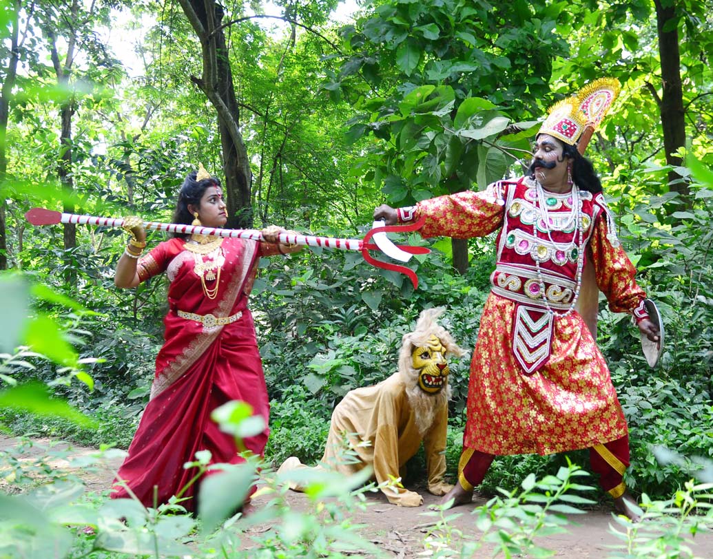 মহিষাসুরমর্দিনী পালার জনপ্রিয়তা এখন তুঙ্গে। চলছে তারই প্রস্তুতি।