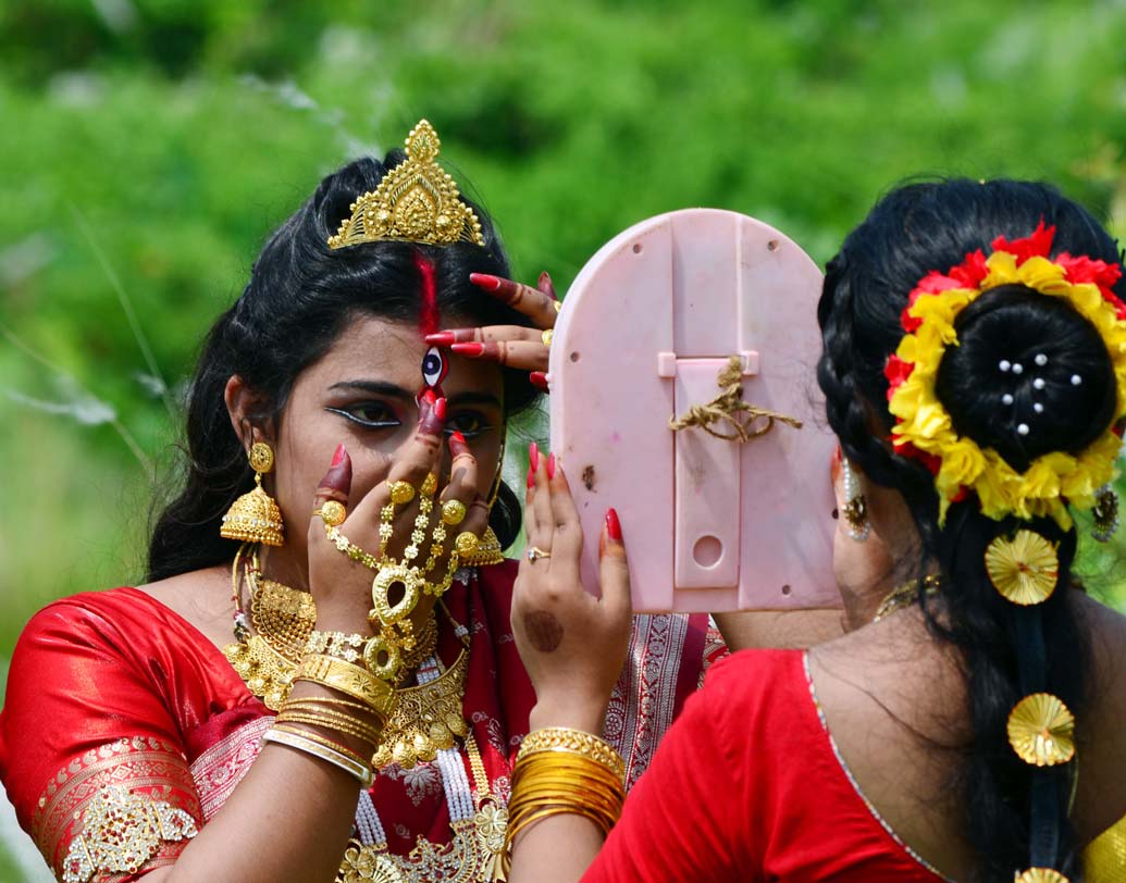 দেবী সাজে আজ সাজব আমি।