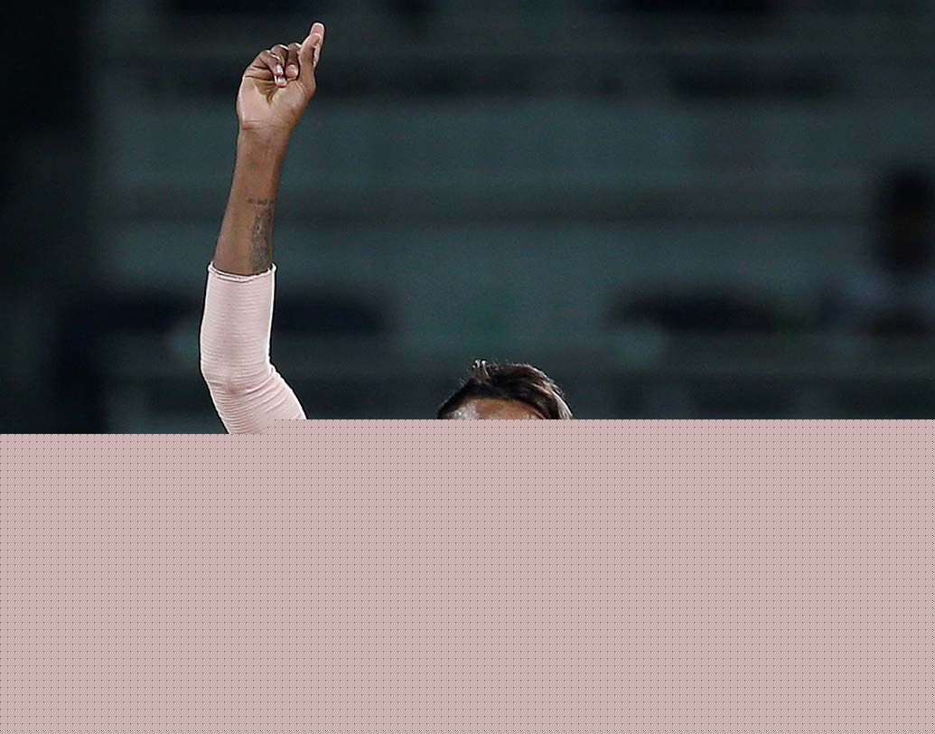 এই নিয়ে দ্বিতীয়বার ব্যাট হাতে হাফ সেঞ্চুরির সঙ্গে জোড়া উইকেটও পেলেন হার্দিক। এর আগে কলকাতায় ইংল্যান্ডের বিরুদ্ধে হাফ সেঞ্চুরি ও তিন উইকেট পেয়েছিলেন।