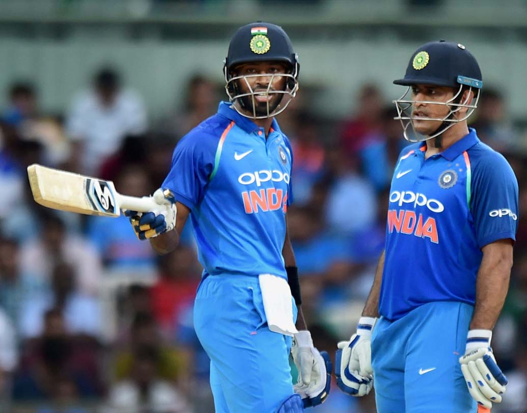 ছয় ও সাত নম্বরে ব্যাট করতে নেমে ৭৫-এর উপর রান করলেন ধোনি (৭৯) ও হার্দিক (৮৩)। ভারতীয় দলের এক দিনের ম্যাচের ইতিহাসে এমনটা চতুর্থবার হল। দেশের মাটিতে অস্ট্রেলিয়ার বিরুদ্ধে ষষ্ঠ উইকেটে সেঞ্চুরি পার্টনারশিপ (১১৮) এই প্রথম।