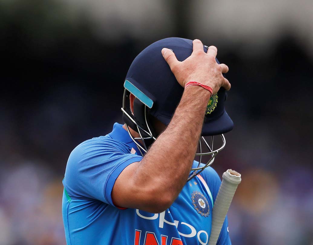 অধিনায়ক হিসেবে এই নিয়ে দ্বিতীয় বার একদিনের ম্যাচে বিরাট কোহালি কোনও রান না করেই প্যাভেলিয়নে ফিরলেন। এর আগে শ্রীলঙ্কার বিরুদ্ধে ওভালে গত ৮ জুন কোনও রান করতে পারেননি। কোহালির ওয়ান ডে-তে মোট ডাক ১২টি।