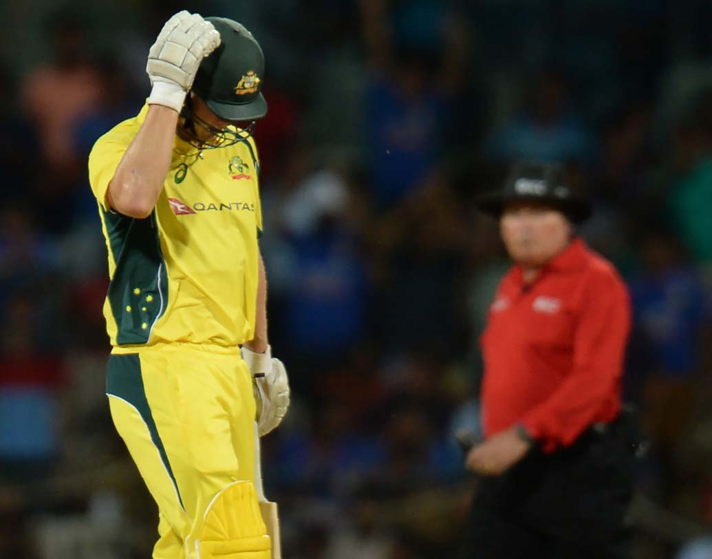 এটাই প্রথম স্টিভ স্মিথ ভারতের বিরুদ্ধে ওয়ান ডে ম্যাচে ১০ রানের গণ্ডি পেড়তে পারলেন না। ১ রানেই ফিরতে হল প্যাভেলিয়নে। এর আগে তাঁর সর্বনিম্ন রান ছিল ২৮। গড় ছিল ৬৬.৭।