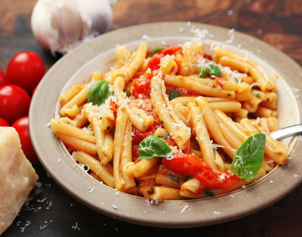 টোম্যাটো এবং পাস্তা: পাস্তা প্রচণ্ড ভারী খাবার। এবং টোম্যাটোর মধ্যে অ্যাসিডিক উপাদানও ভরপুর। দুইয়ে মিলে শরীর বিগড়ে যাওয়ায় প্রভূত সমস্যা রয়েছে।