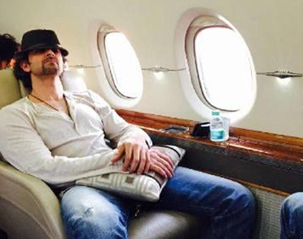 ‘যোধা আকবর’ ছবির শুটিং চলাকালীন একটি চার্টার্ড বিমান কিনেছিলেন হৃতিক রোশন। সেই সময় রোজই ওই বিমানে করেই শুটিংয়ে যেতেন তিনি।