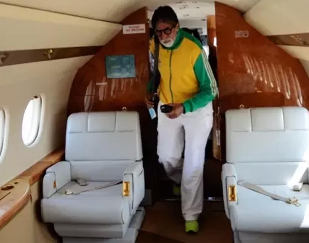 ছবির প্রমোশন, প্রাইভেট ট্রিপ। আবার কখনও শুটিংয়ের জন্যও নিজের চার্টার্ড বিমানে যাতায়াত করেন অমিতাভ বচ্চন। বিমানে যাতায়াতের সময় টুইটার এবং নিজের ব্লগে লেখালিখি করতেই পছন্দ করেন বলিউড ‘শাহেনশা’।