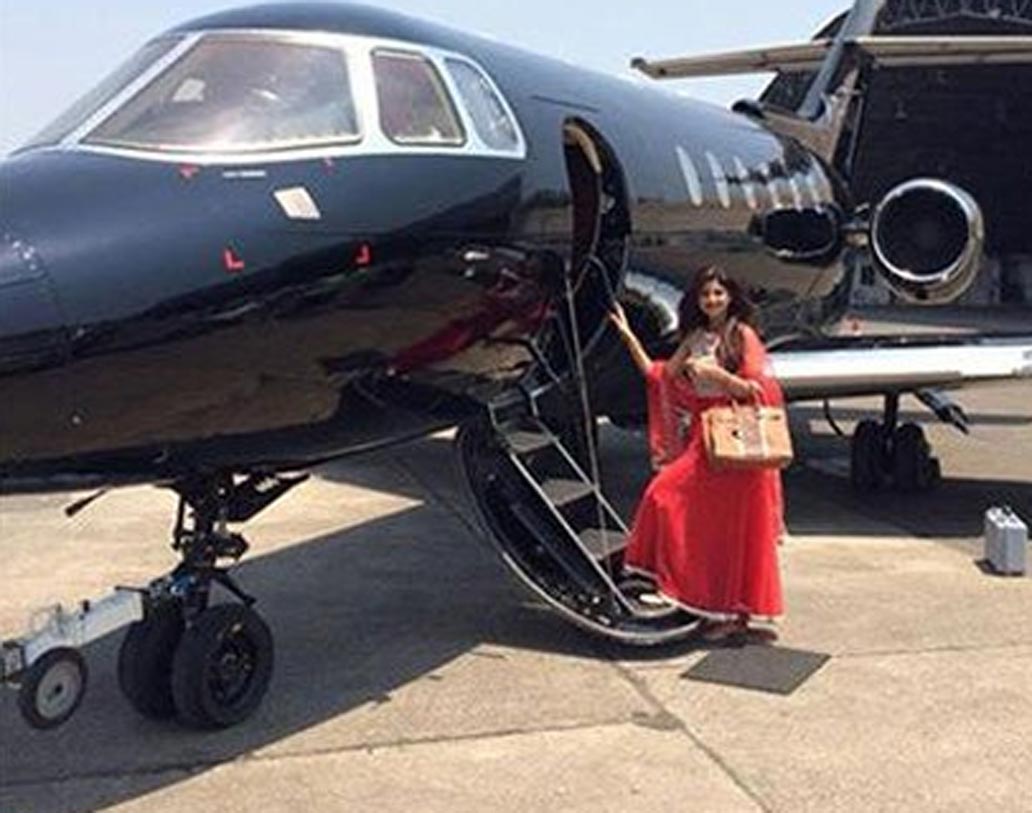 টাকা, প্রেম, শান্তি। অভিনেত্রী শিল্পা শেট্টি এবং স্বামী রাজ কুন্দ্রার জীবনে এই তিনেরই কোনও অভাব নেই। ব্যবসায়ী দম্পতির ক্রিকেট টিমের সঙ্গে একটি প্রাইভেট জেটও রয়েছে।