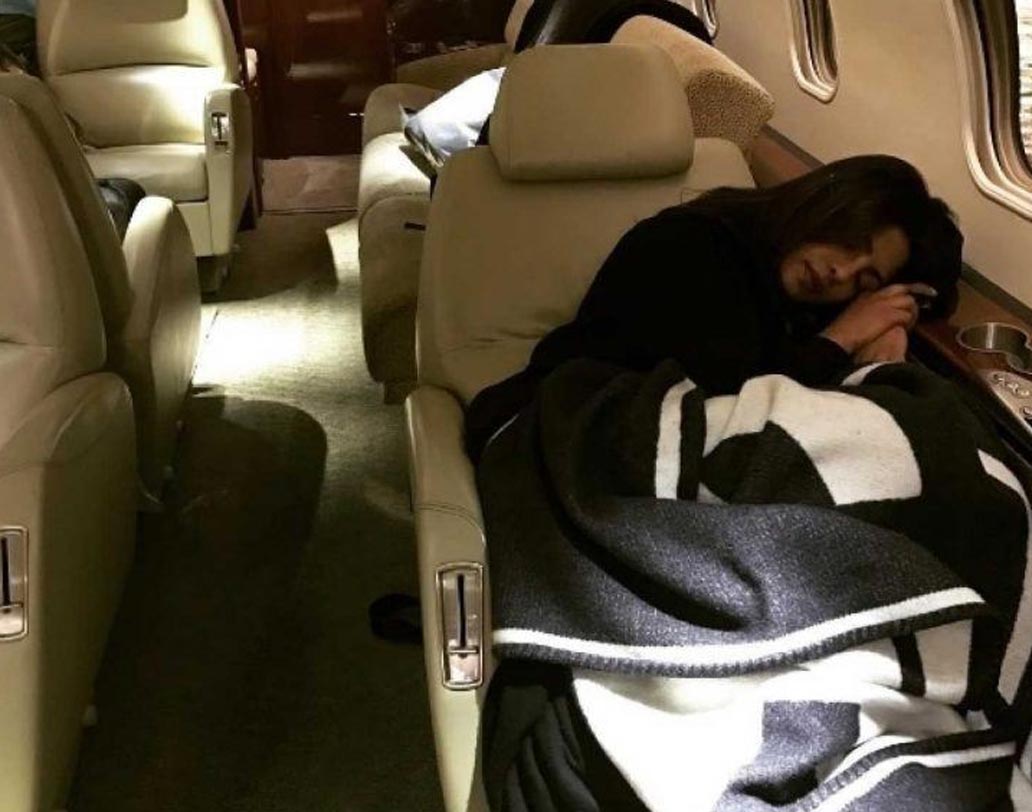 বলিউডের পাশাপাশি হলিউডেও দাপিয়ে অভিনয় করছেন প্রিয়ঙ্কা চোপড়া। মাঝে মাঝেই তাই মুম্বই-নিউ ইয়র্ক যাতায়াত করতে হয়। নিজের প্রাইভেট বিমানে যাতায়াতেই স্বচ্ছন্দ ‘দেশি গার্ল’।